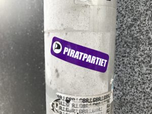 Bild på Piratpartiet kilstermärke på ett stuprör
